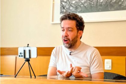 Folha de São Paulo divulga repercussões das notícias falsas envolvendo o Instituto Paraná Pesquisas e divulgadas pelo Deputado André Janones no GT de Comunicação Social da transição do Governo.
