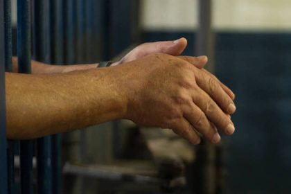 Com crise e presídios superlotados, Brasil tem 341 mil mandados de prisão em aberto