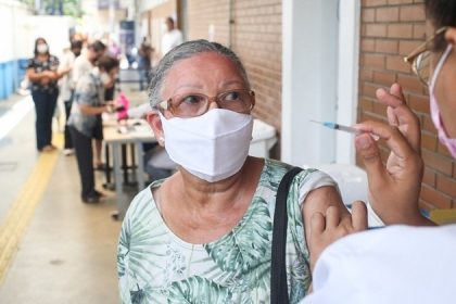 Covid: apenas um em cada quatro idosos aptos com mais de 70 anos tomou reforço com vacina bivalente