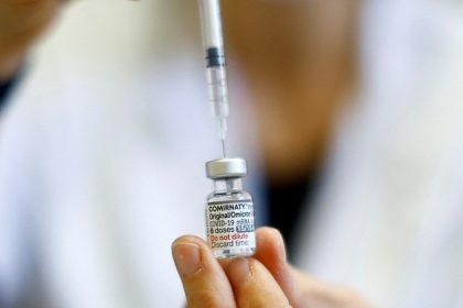 Risco de paralisia facial com vacina contra a Covid é o mesmo sem vacina, conclui estudo