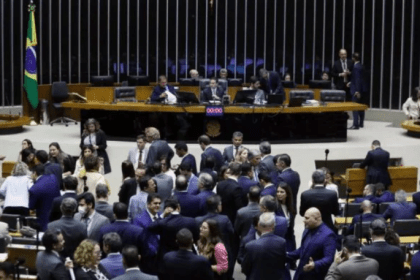 Metrópoles cita pesquisa realizada pela Paraná Pesquisas.