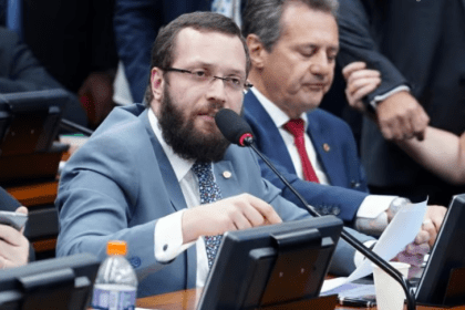 Crusoé cita pesquisa realizada pela Paraná Pesquisas.