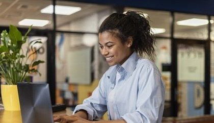 Semana de trabalho de 4 dias sem redução de salário será testada no Brasil