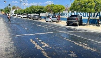 Forte calor derrete asfalto e faz pneus de carros grudarem