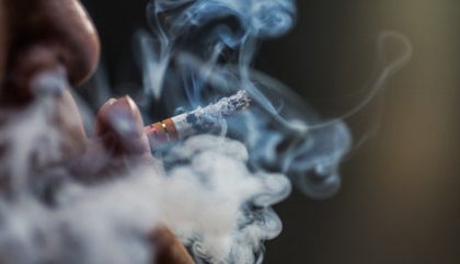Preço de cigarros legais e ilegais favorece iniciação de adolescentes