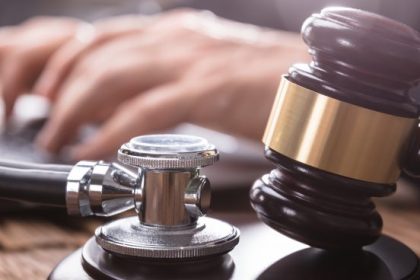 Mãe ganha na justiça o direito de expulsar os filhos adultos de casa