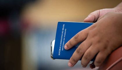 Brasil cria 220 mil empregos com carteira assinada em agosto
