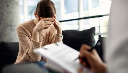 Somatização: o que é o conjunto de sintomas físicos agravado pelas emoções