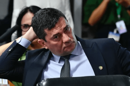 Notícias UOL cita pesquisa realizada pela Paraná Pesquisas.