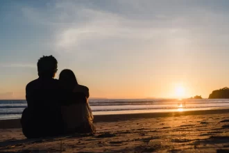 Jovem Par Asiatico Observar Por Do Sol Perto Praia Doce Par Feliz Relaxe Desfrute Amor E Momento Romantico