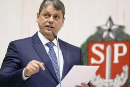 Revista Oeste cita pesquisa realizada pela Paraná Pesquisas em Guarujá.