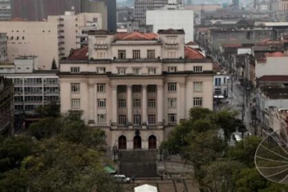 Band cita pesquisa realizada pela Paraná Pesquisas em Santos.