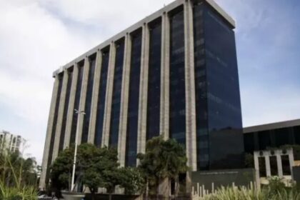 Rádio 93 FM cita pesquisa realizada pela Paraná Pesquisas em Rio de Janeiro.