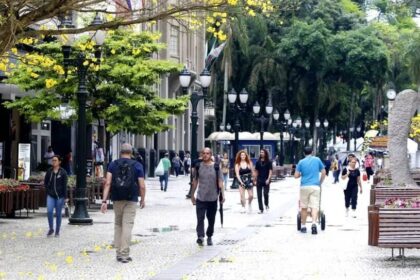 Tribuna PR cita trabalho da Paraná Pesquisas.