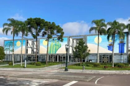 Band cita pesquisa realizada pela Paraná Pesquisas em Curitiba.