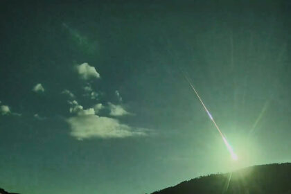 Saiba o que a cor diz sobre o meteoro que iluminou os céus de Portugal