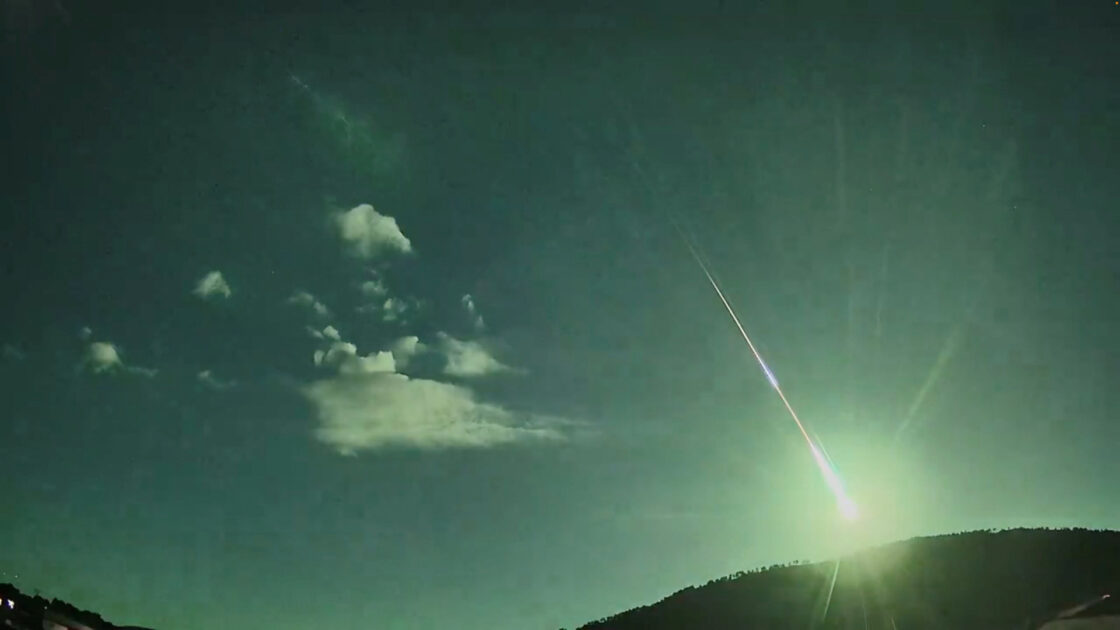 Saiba o que a cor diz sobre o meteoro que iluminou os céus de Portugal 1 Saiba o que a cor diz sobre o meteoro que iluminou os céus de Portugal