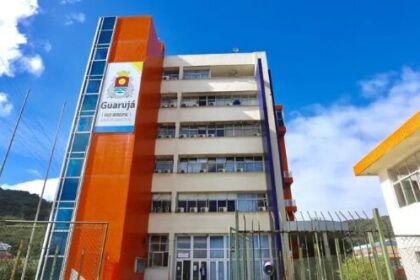 Band cita pesquisa realizada pela Paraná Pesquisas em Guarujá.