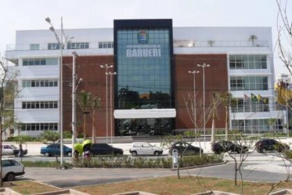 Band cita pesquisa realizada pela Paraná Pesquisas em Barueri.