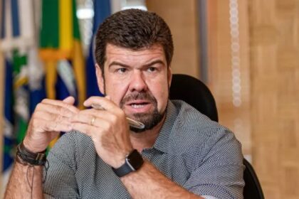 Prensa de Babel cita pesquisa realizada pela Paraná Pesquisas em Macaé.