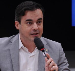 BOL Notícias cita pesquisa realizada pela Paraná Pesquisas em Fortaleza.