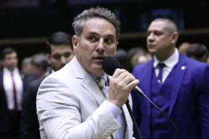 Misto Brasil cita pesquisa realizada pela Paraná Pesquisas no Estado do Rio Grande do Sul.