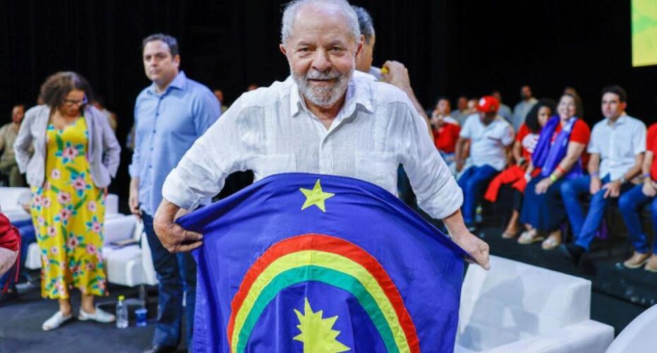 lula segurando a bandeira de pernambuco