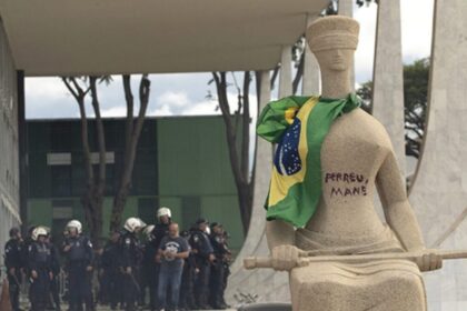 Política Livre cita pesquisa realizada pela Paraná Pesquisas.