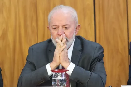 Classe Política cita pesquisa realizada pela Paraná Pesquisas.