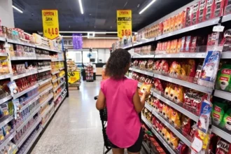 mulher faz compras em supermercado 195723 800x450