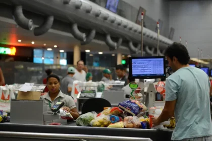 Gazeta do Povo cita pesquisa realizada pela Paraná Pesquisas.