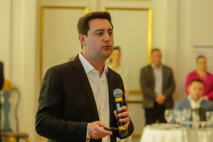 Estadão cita pesquisa realizada pela Paraná Pesquisas no Estado do Paraná.