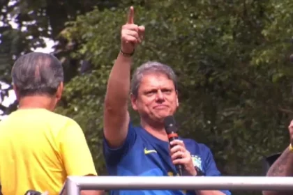 Claudio Dantas cita pesquisa realizada pela Paraná Pesquisas.