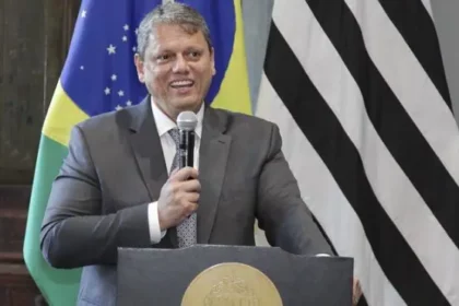 Revista Oeste cita pesquisa realizada pela Paraná Pesquisas.