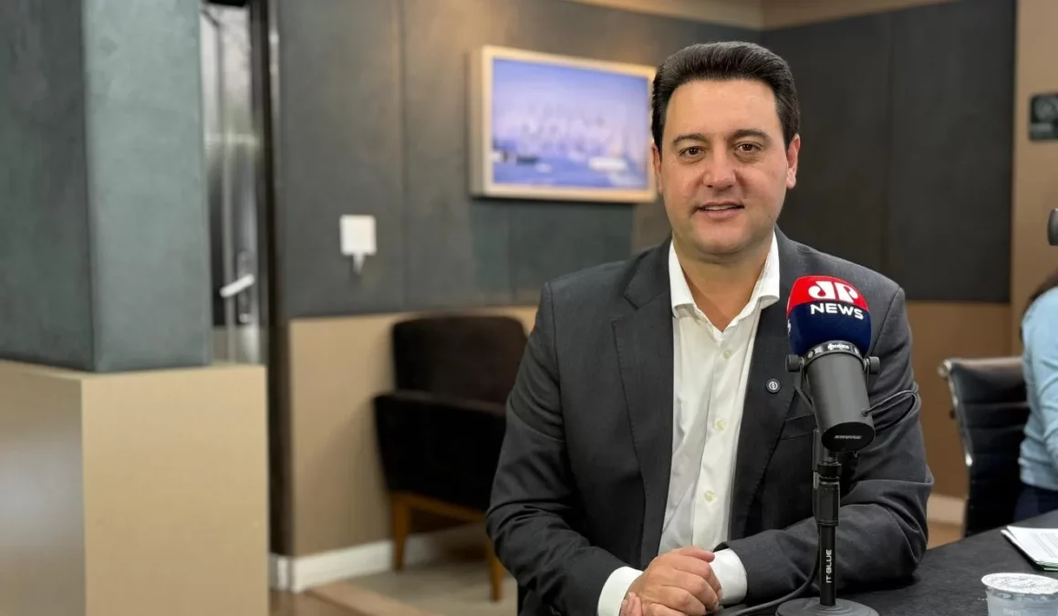 RIC cita pesquisa realizada pela Paraná Pesquisas no Estado dO Paraná. 1 RIC cita pesquisa realizada pela Paraná Pesquisas no Estado dO Paraná.