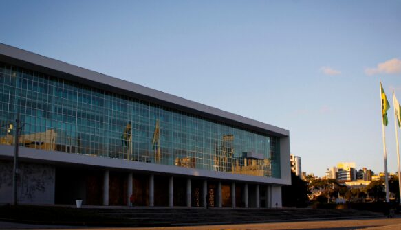 Ric cita pesquisa realizada pela Paraná Pesquisas no Município de Curitiba e RMC. 1 Ric cita pesquisa realizada pela Paraná Pesquisas no Município de Curitiba e RMC.