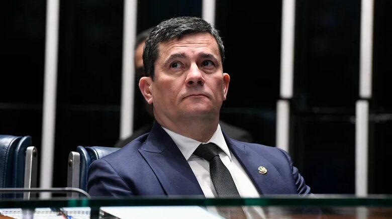 Isto É cita pesquisa realizada pela Paraná Pesquisas no Estado do Paraná.